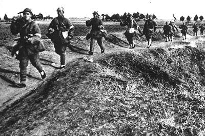 1947年春，莱芜战场，上千支美式冲锋枪散落战场，饥渴的华东野战军却陷入了抉择：