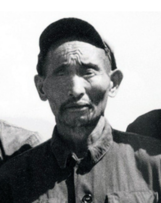 1952年，西康军区解放军在黑彝部落剿匪时，救出一名汉人奴隶，此人说出名字后立即