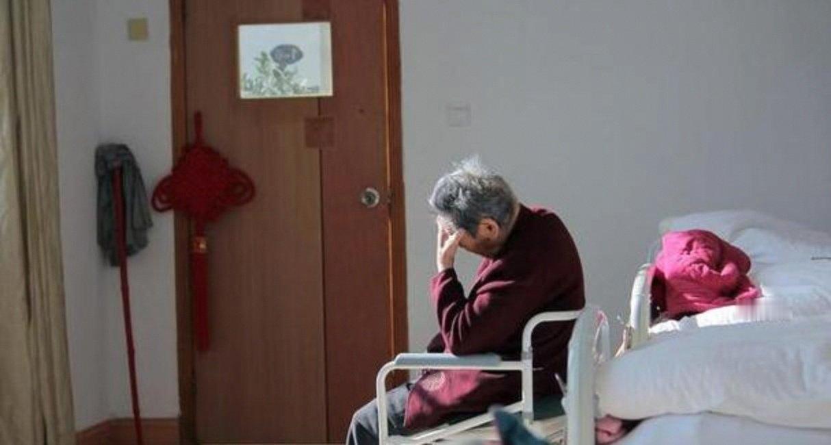 这个世界谁也指望不上，我心里冰凉。​我想去做个胃镜，儿子丈夫都忙，我自己去做了