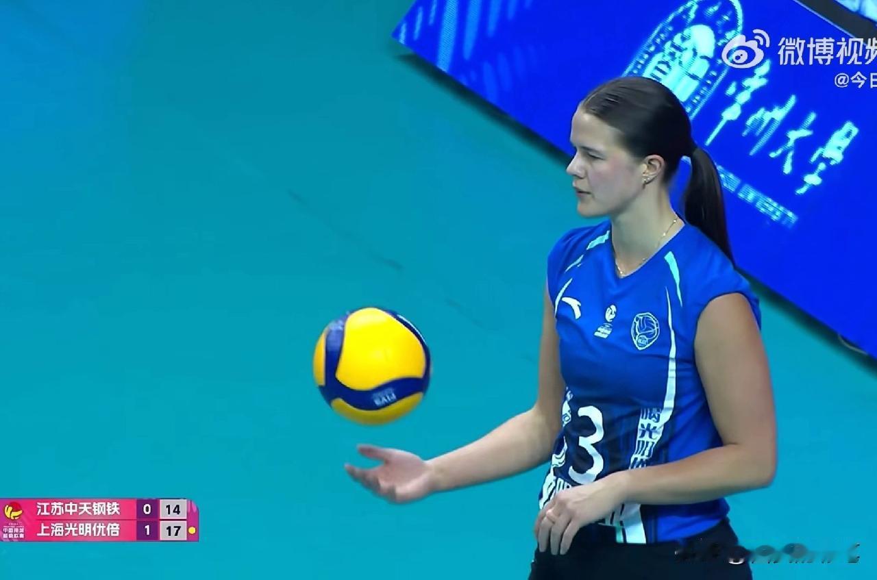 哈哈，上海女排让人笑疯了[大笑]瞧，每次轮到范赖克或沃隆科娃发球，前排的许晓婷