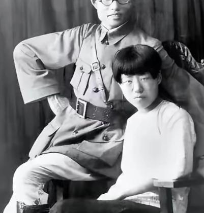 1940年，延安，朱仲芷主动和丈夫萧劲光离了婚。那一年她已经是6个孩子的妈，和萧