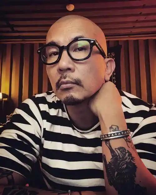 这几天，看到湾湾那个大曲线的韩国老公，竟然在韩国综艺节目上，晒出来了他二十年前和