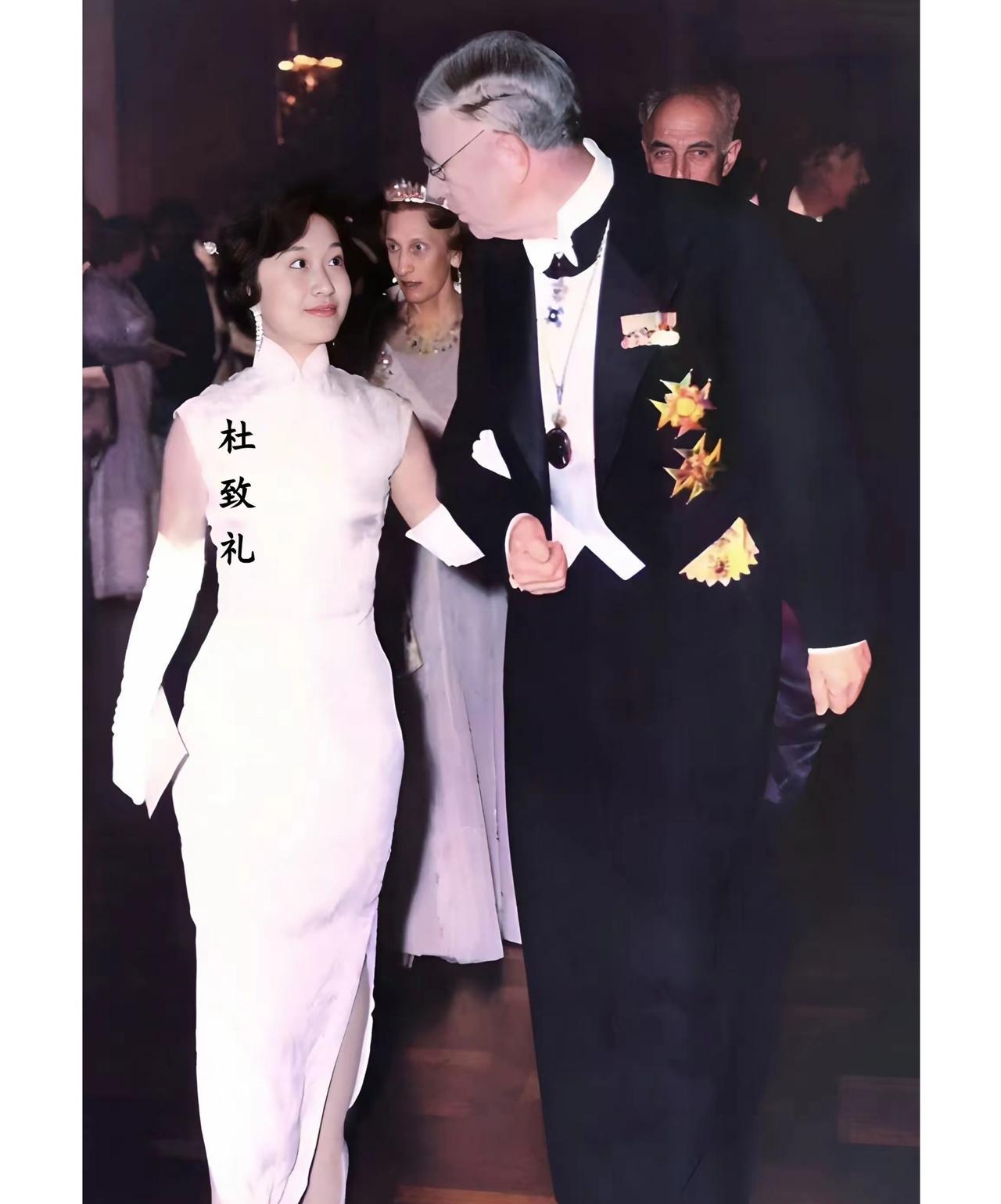 这才是1957年杜致礼在瑞典国王的挽扶下徐徐进入会场参加丈夫杨振宁的诺贝尔颁奖典