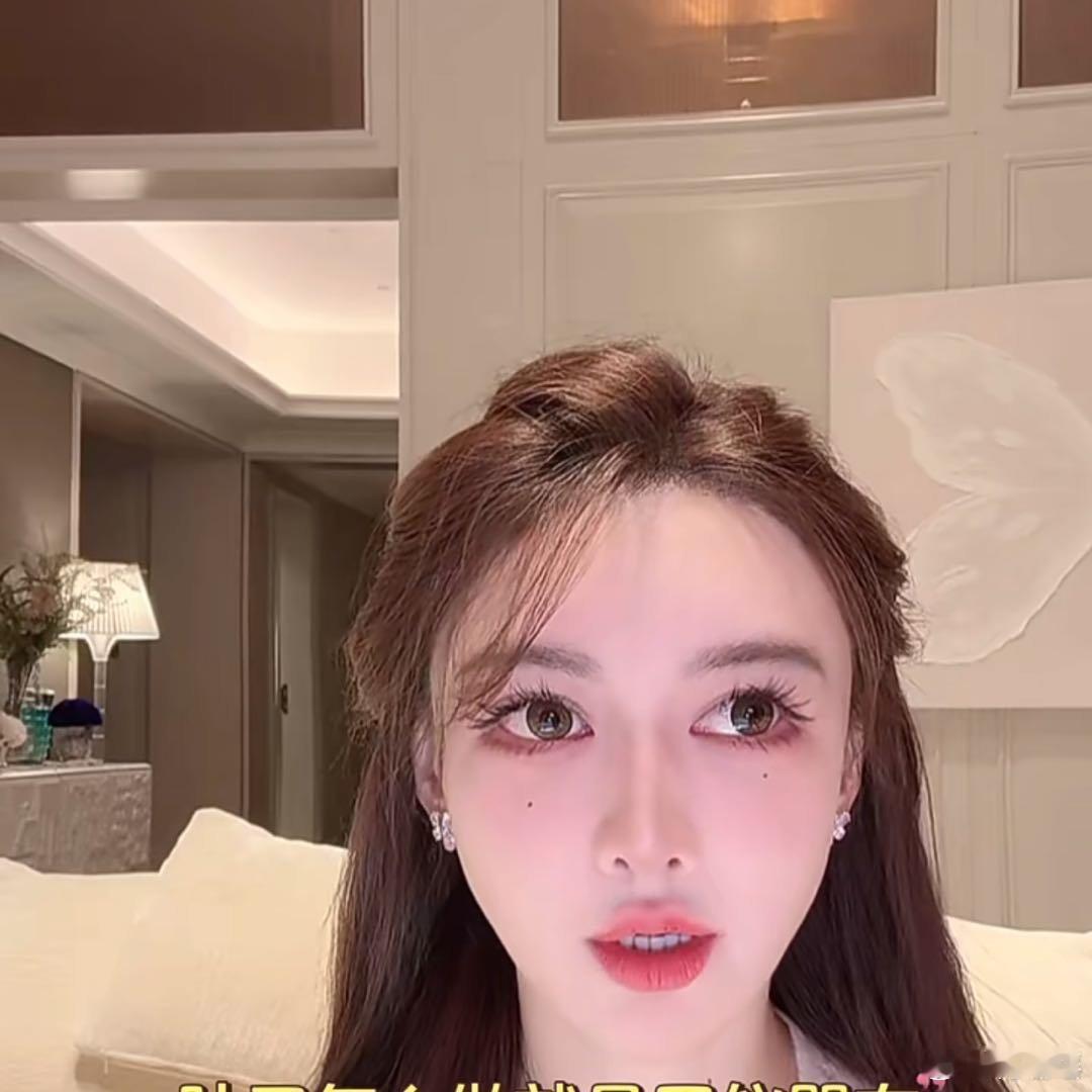 叶珂去do肚子2025年国庆假期，叶珂做直播时说，脸长得不好看，就得身材来凑
