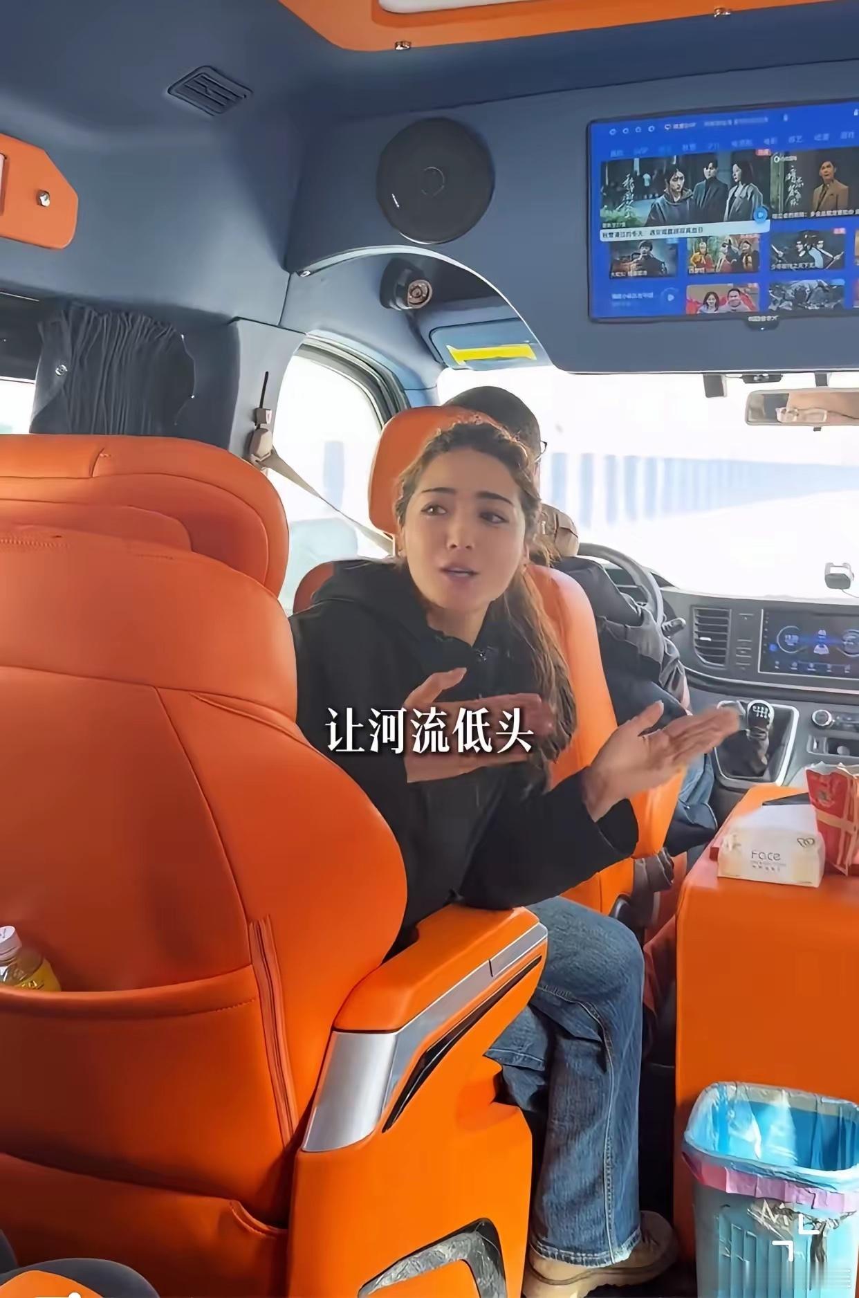 一位新疆的美女导游，她在给台湾同胞介绍天山胜利隧道时是这么说的！她是南疆的孩子，