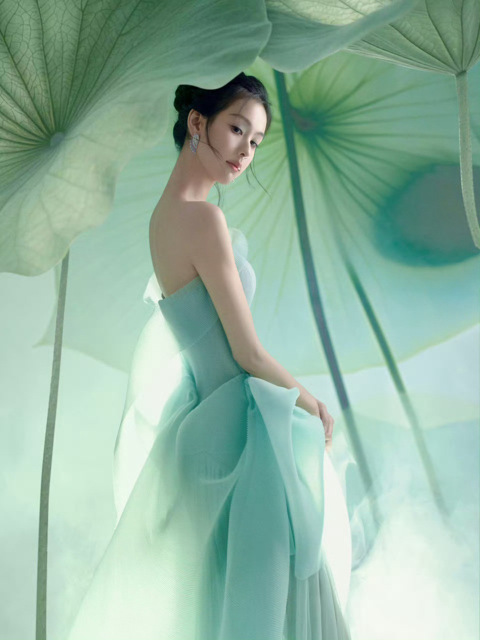 陈都灵星光大赏第二套陈都灵在2025星光大赏的第二套薄荷绿薄纱礼服因清冷仙气的造