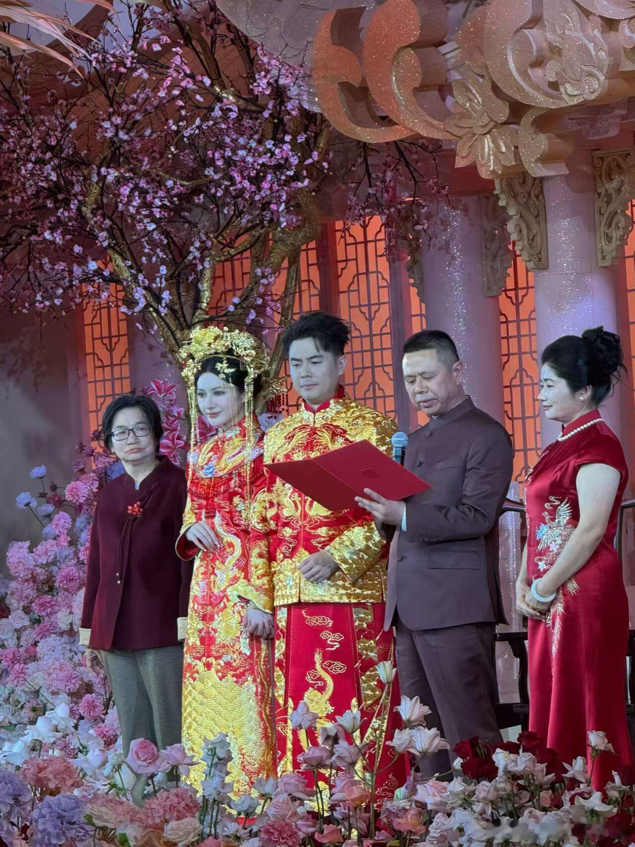 霸王茶姬老板大婚！霸王茶姬老板张俊杰与天合能源联席董事长高海纯大婚……微博年度新