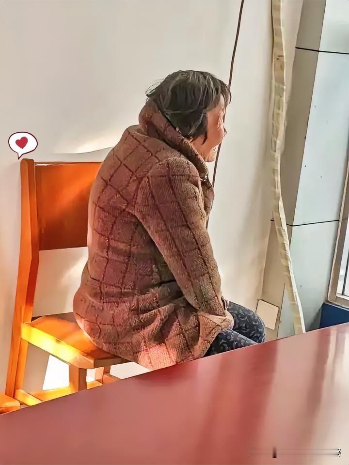 派出所调解室里的一幕，戳中了多少人对养老的焦虑！老太太坐了俩小时没停，又哭又唱