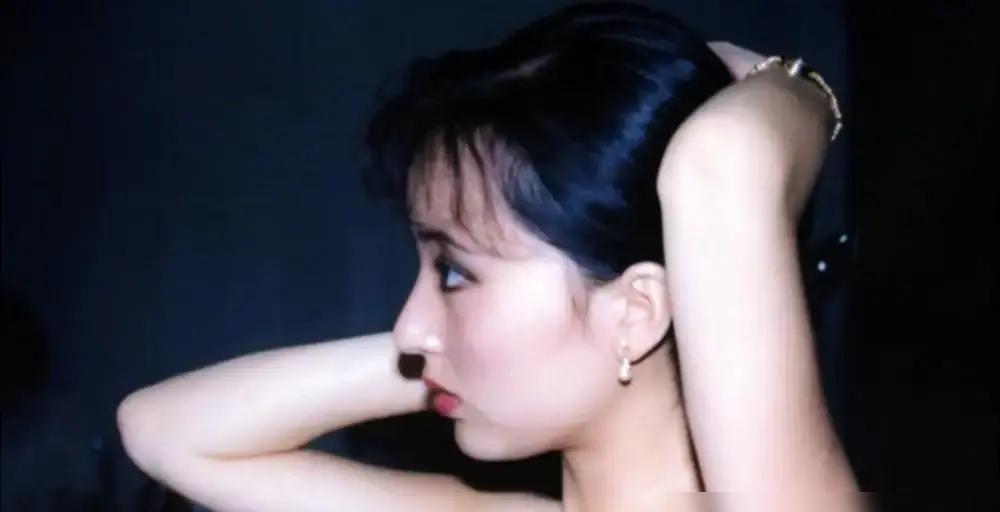 汤唯在戛纳后台卸妆时，突然问助理要剃刀。不是修眉，是处理腋下。她说李安当年盯