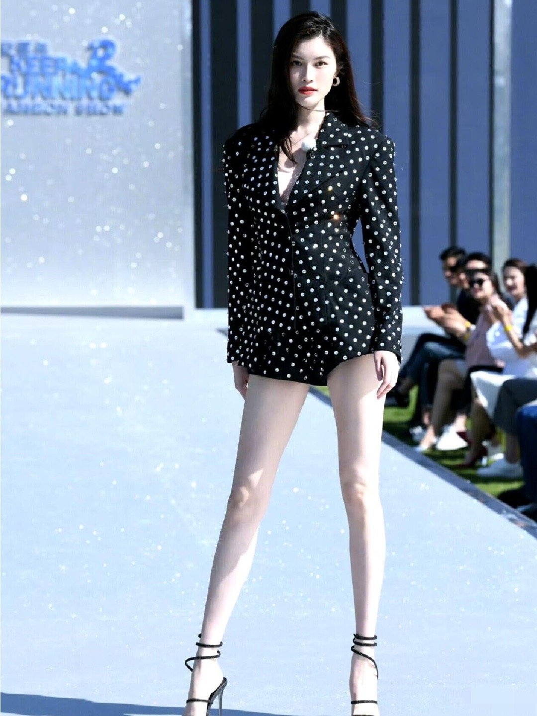 怪不得陈伟霆选何穗，这大长腿连女生都受不了​​​