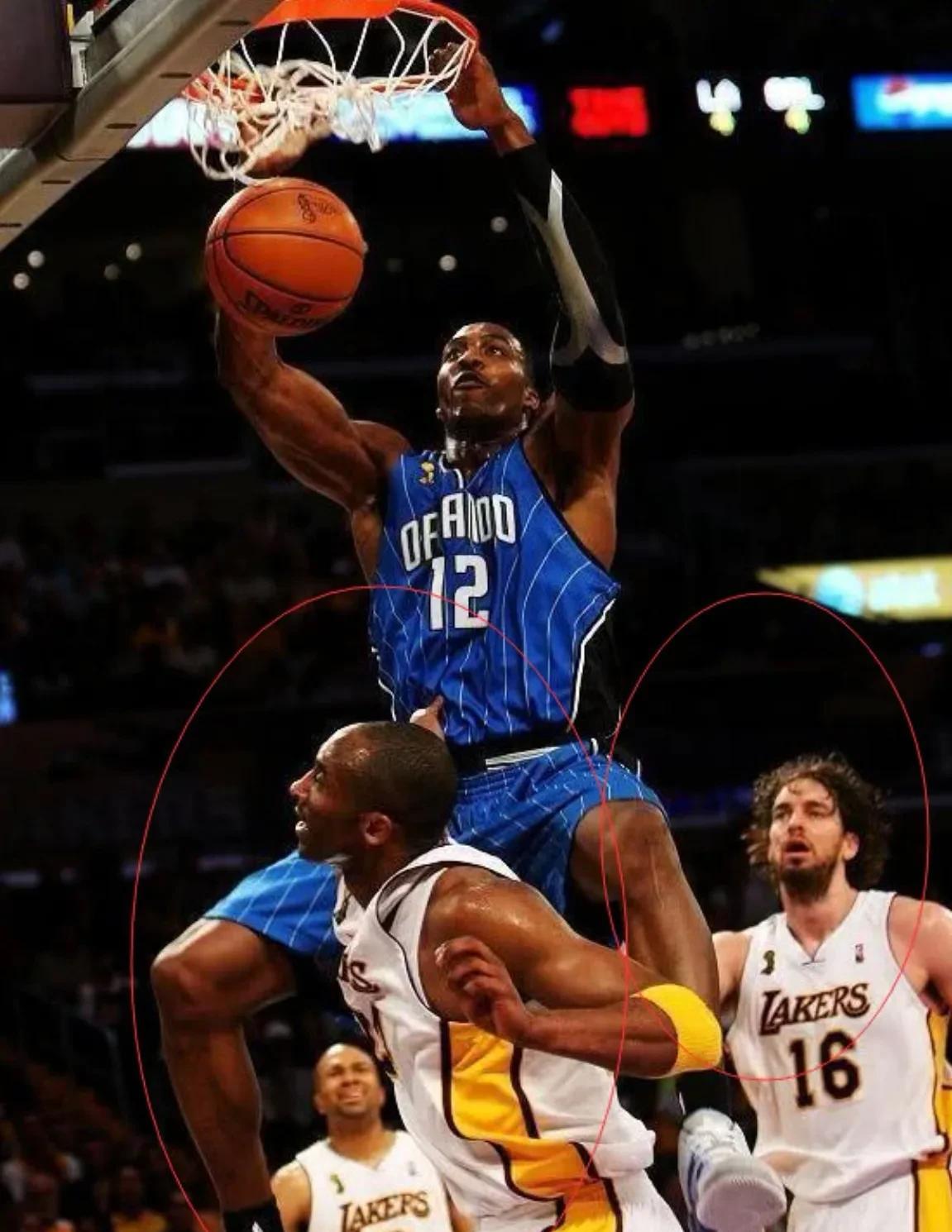 俱往矣！霍华德当年晒图骑扣科比，问题是图一科比背朝你，侧向你，从右手手臂角度看，