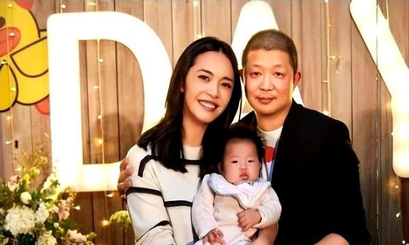 2012年，姚晨和摄影师曹郁步入婚姻殿堂。早在结婚前，曹郁为了让姚晨安心，给她
