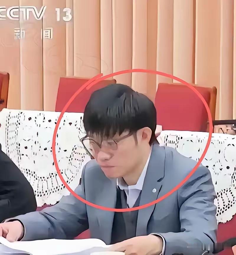 谁能想到，那个搞出DeepSeek的梁文锋，直接把桌子给掀了。他带人干了件最