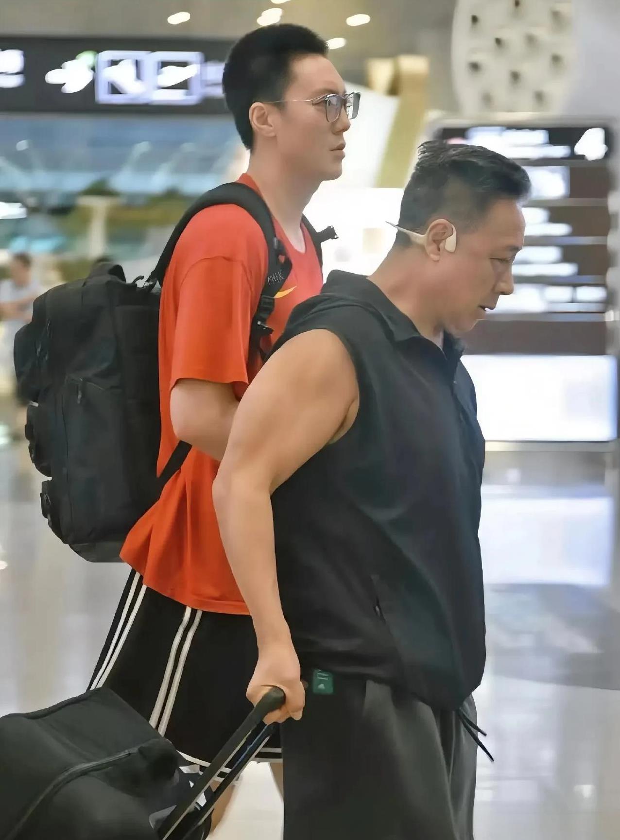特意查了一下胡明轩的父亲他父亲实力竟然这么强曾是一名舞蹈演员，现在是一位舞