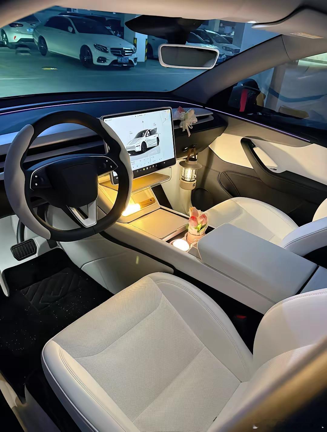 这是我朋友的车，上她的车非得脱鞋才行，你们身边有这样的朋友吗？​​​