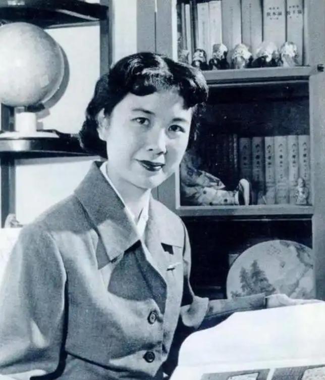 1968年4月8日，黄梅戏大师严凤英不堪屈辱，吞服安眠药自杀，年仅38岁。严凤英