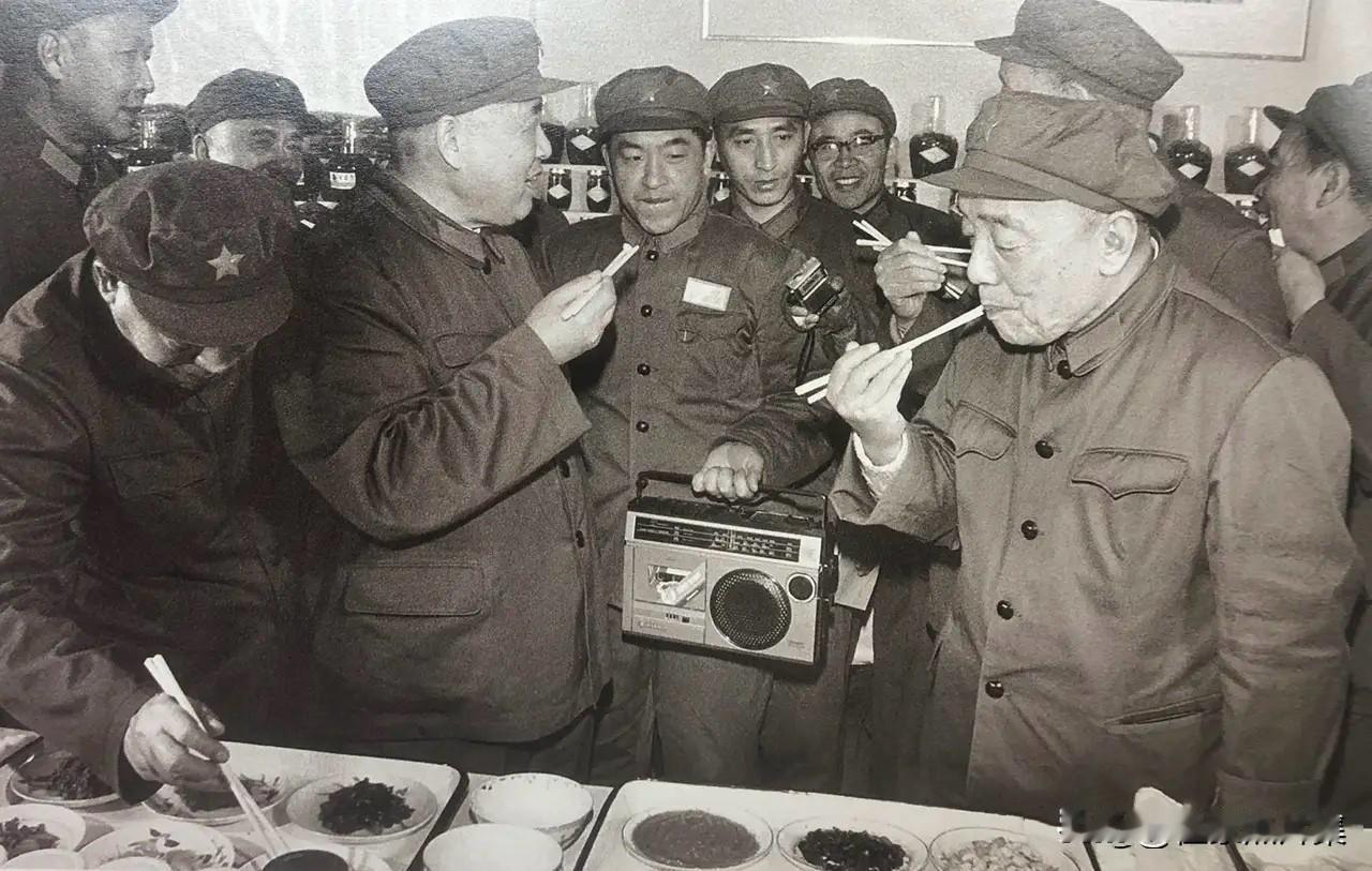 上世纪八十年代，杨尚昆同志（右一）、余秋里同志（前左一）、李德生将军（前左二）在