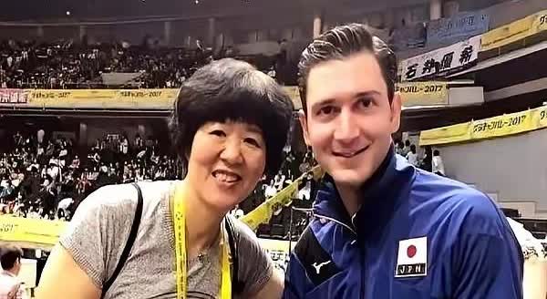 郎平，中国排球的顶级教练。世界排球界的教练大师，各个国家都想高薪聘请。但他却说除