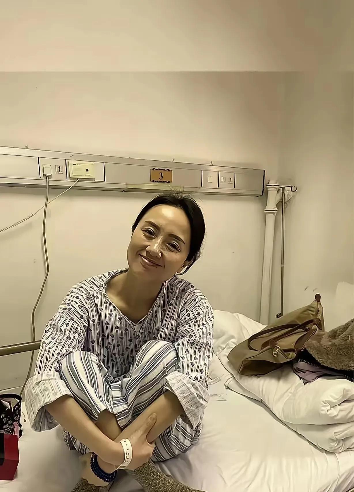 这是朱媛媛生前在和病魔做斗争的珍贵镜头，51岁的年龄让我们惋惜，生命的终点定格在