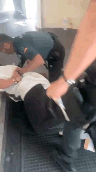 西班牙人太狠了！有50个10到15岁的法国犹太小孩，在飞机上唱希伯来语的歌。结果