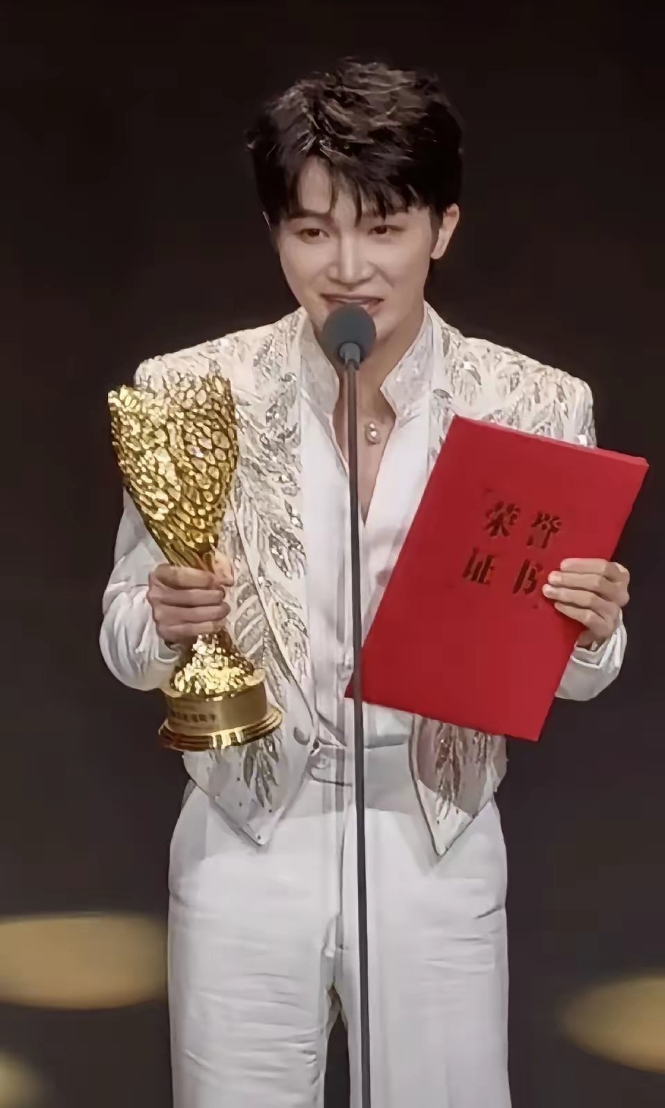 金树林盛典，影视圈是没有别人了吗？非要请一个歌手来分一个奖项，首次设立的“年度影