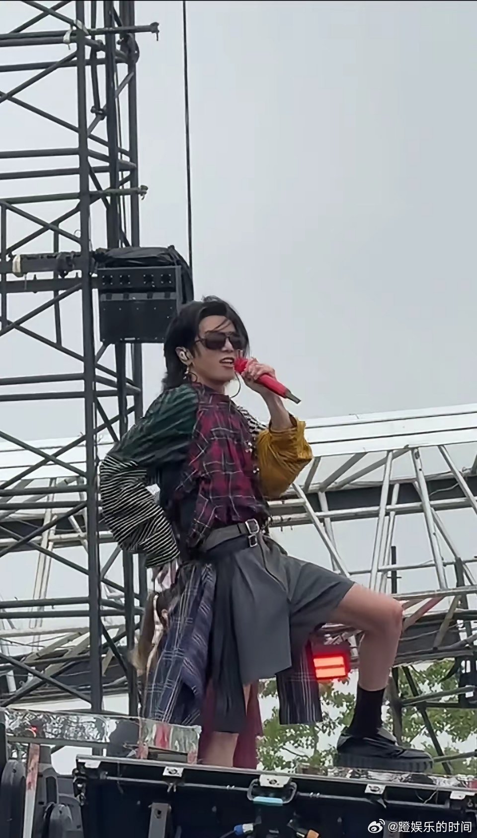 女有李宇春，男有华晨宇，他们都是中国实力唱将，尤其是旗帜鲜明的个人特色，让他们成