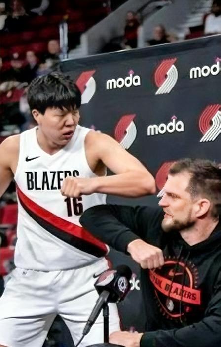 5犯仍获主帅盛赞！杨瀚森成开拓者1分险胜功臣，4连胜背后藏着惊喜你敢相信吗？