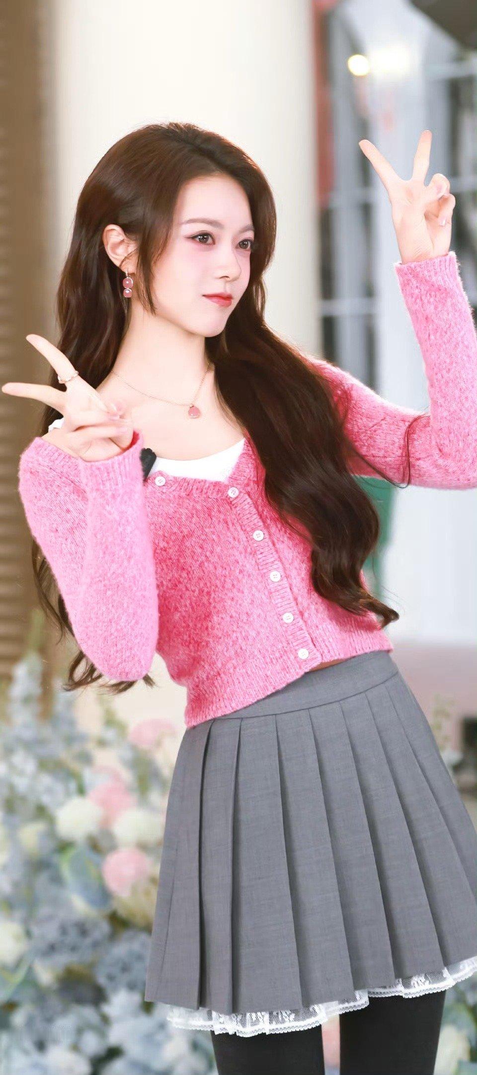 赵今麦粉衣甜妹我笑纳了谁能拒绝赵今麦？粉衣甜妹自带光环，萌翻全场没商量！​​