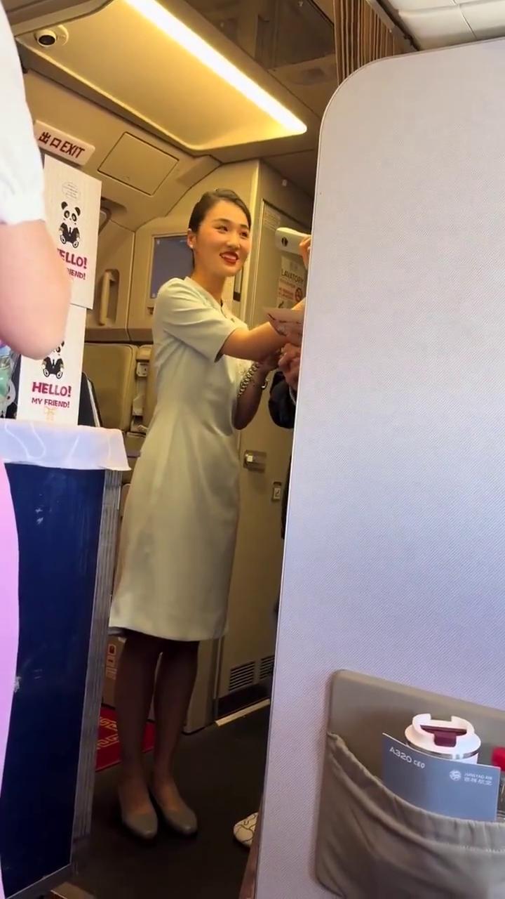 方便读一下你为他写的卡片吗？今天是我们婚后的第二天，在这个特殊的日子里，我想对你