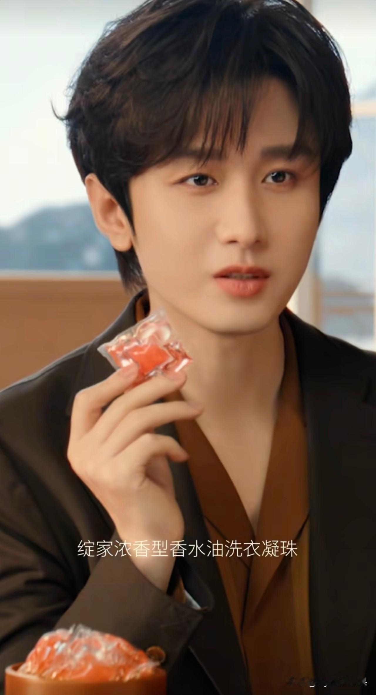突然发现绽家真的有点小心机哦，开始看到成毅拍的宣传片主推的是洗衣凝珠，然后我们就