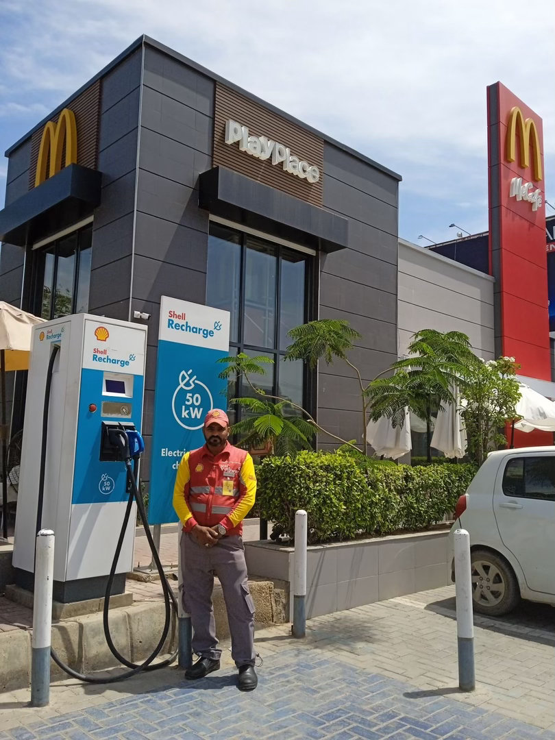 在巴基斯坦，有人拍到ShellRecharge的一种“人工充电模式”：不是