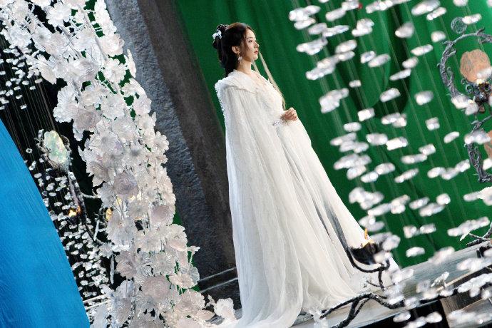 赵丽颖白衣古装一出场，清冷感直接拉满，像从画里走出来的碎梦仙君。明明只是客串，却