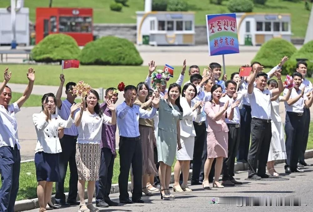 平壤街头，全城出动欢迎中方到来！很多人以为这不过是一场精心排练的政治表演，看看