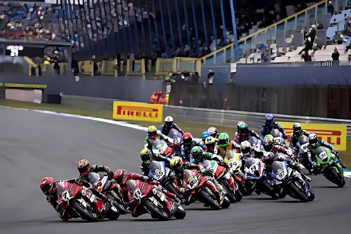 在荷兰阿森赛道的看台上，所有人都在盯着那道突然亮起的红灯。这是WSBK荷兰站第