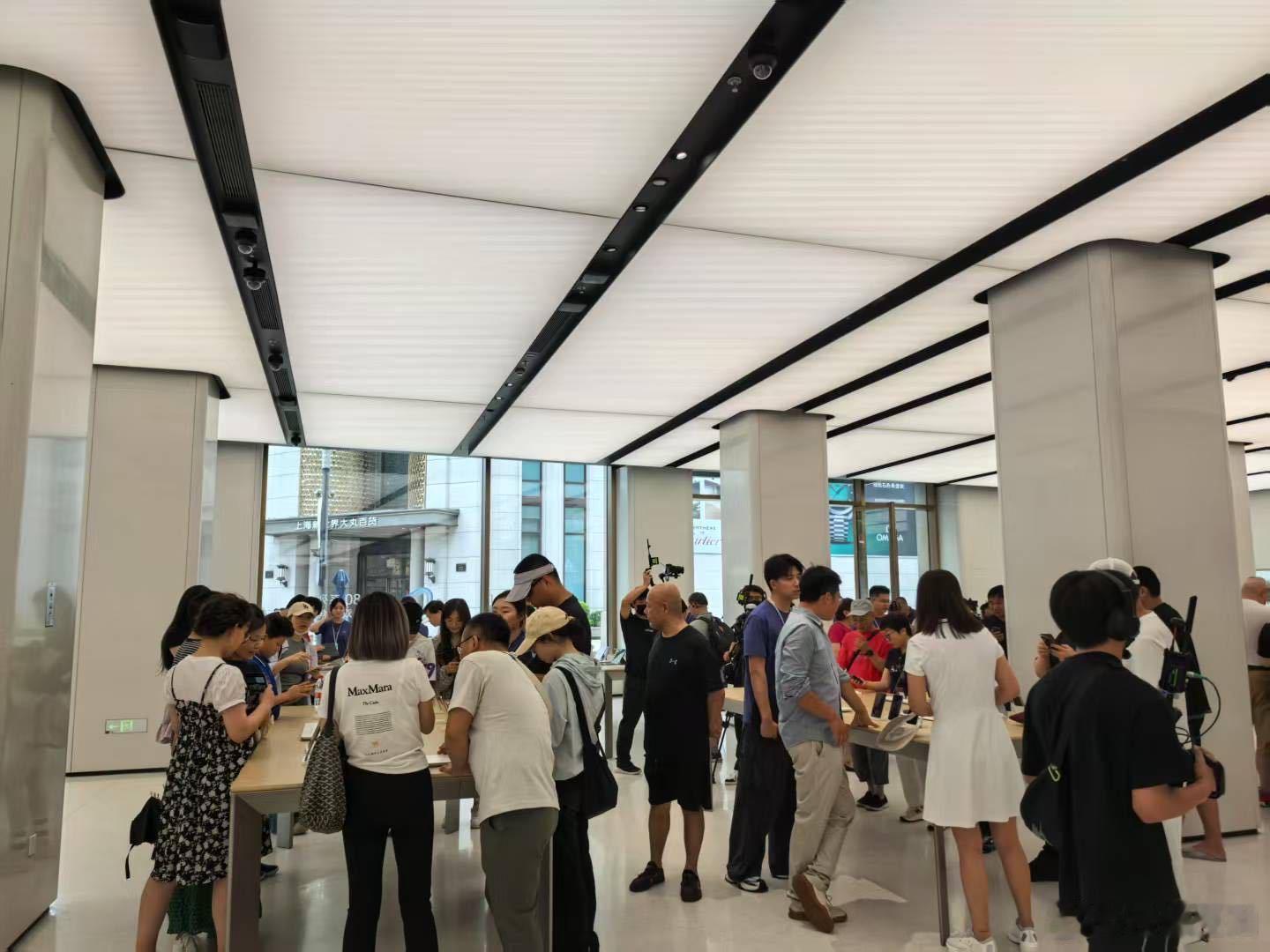 华为Pura80开售，门店被围得水泄不通，队伍排得老长！大家一边抢新机，一边领