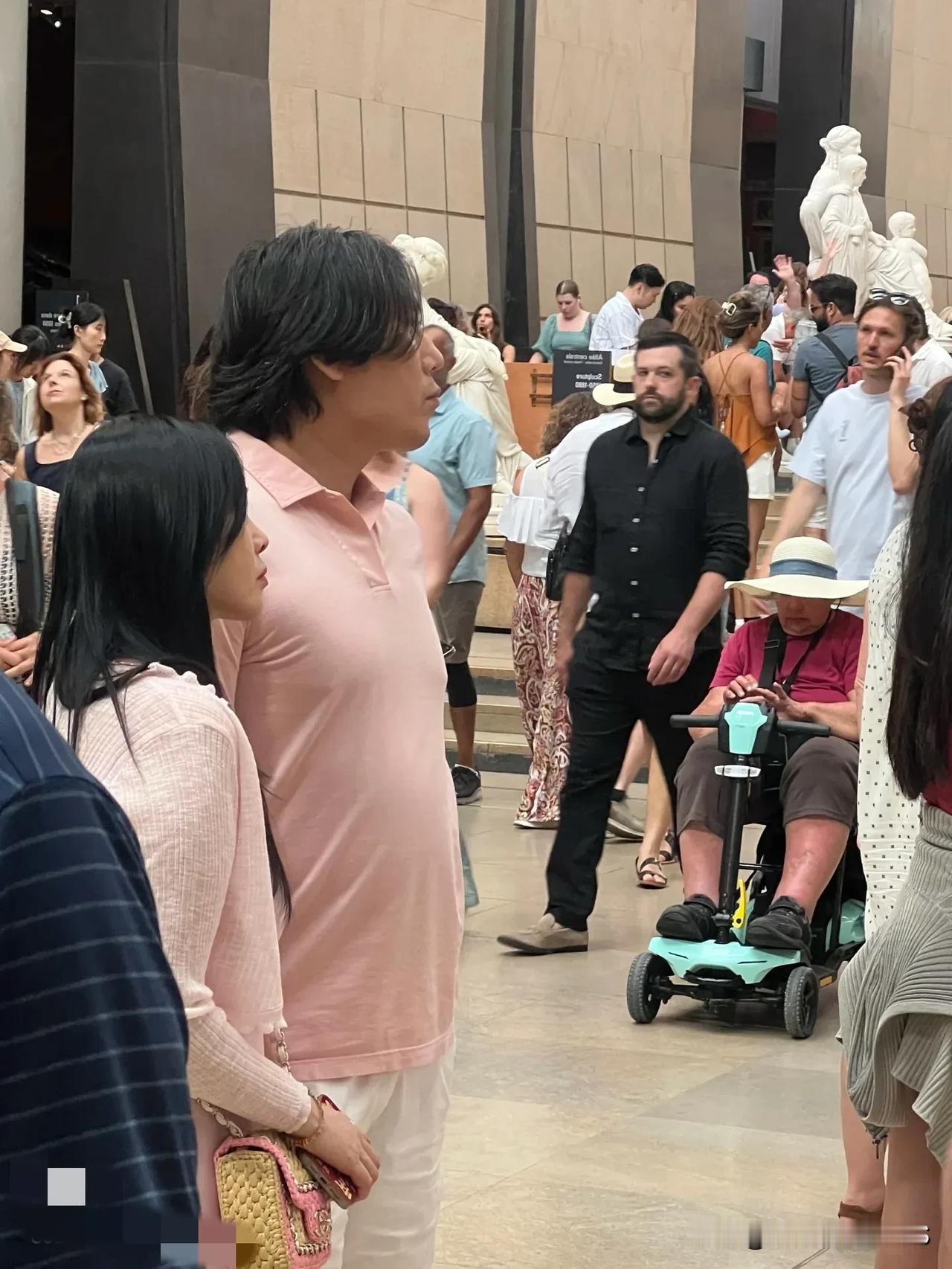 伊能静和秦昊穿粉色情侣装巴黎撒糖，被网友抓拍真实状态笑翻全场！58岁伊姐少女心拉