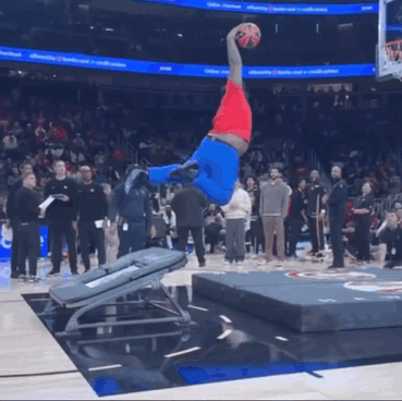 卧龙凤雏！这俩球迷是来搞笑的吧，好歹也是半职业球迷呀，一个扣篮趴在地板上，一个连