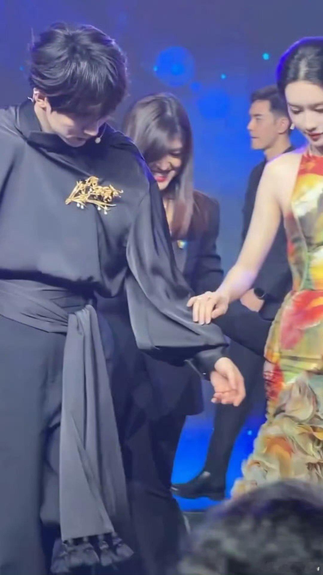 小心翼翼搀扶的样子太绅士！孟姐状态绝好，两人同框氛围感拉满～