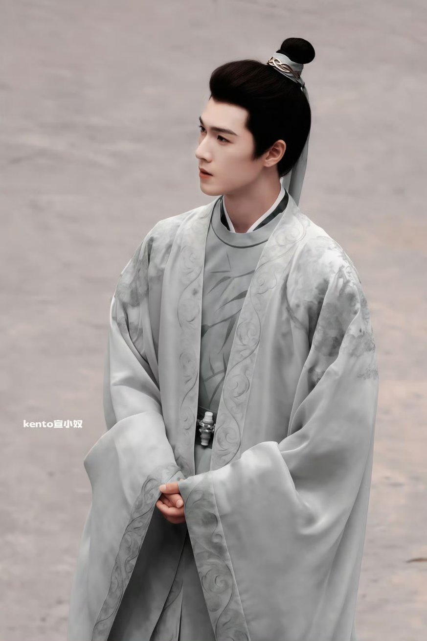 《尚公主》男女主的造型放一起看，这剧服道化质感有点上不去。李昀锐尚公主蓝衣路透