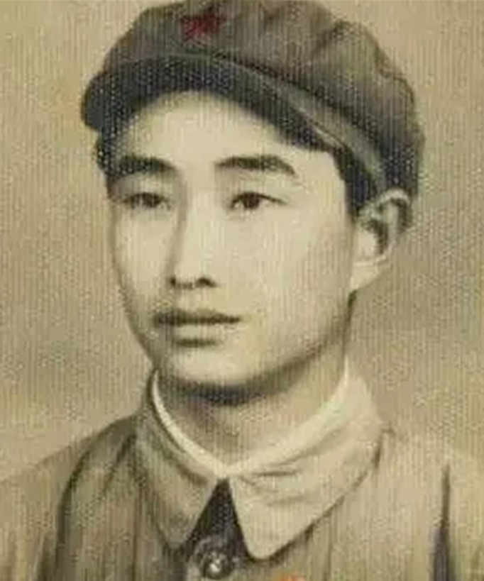 1943年，日军空袭八路军驻地。18岁的八路军小战士宋岭春仰面躲在草丛中，眼瞅着