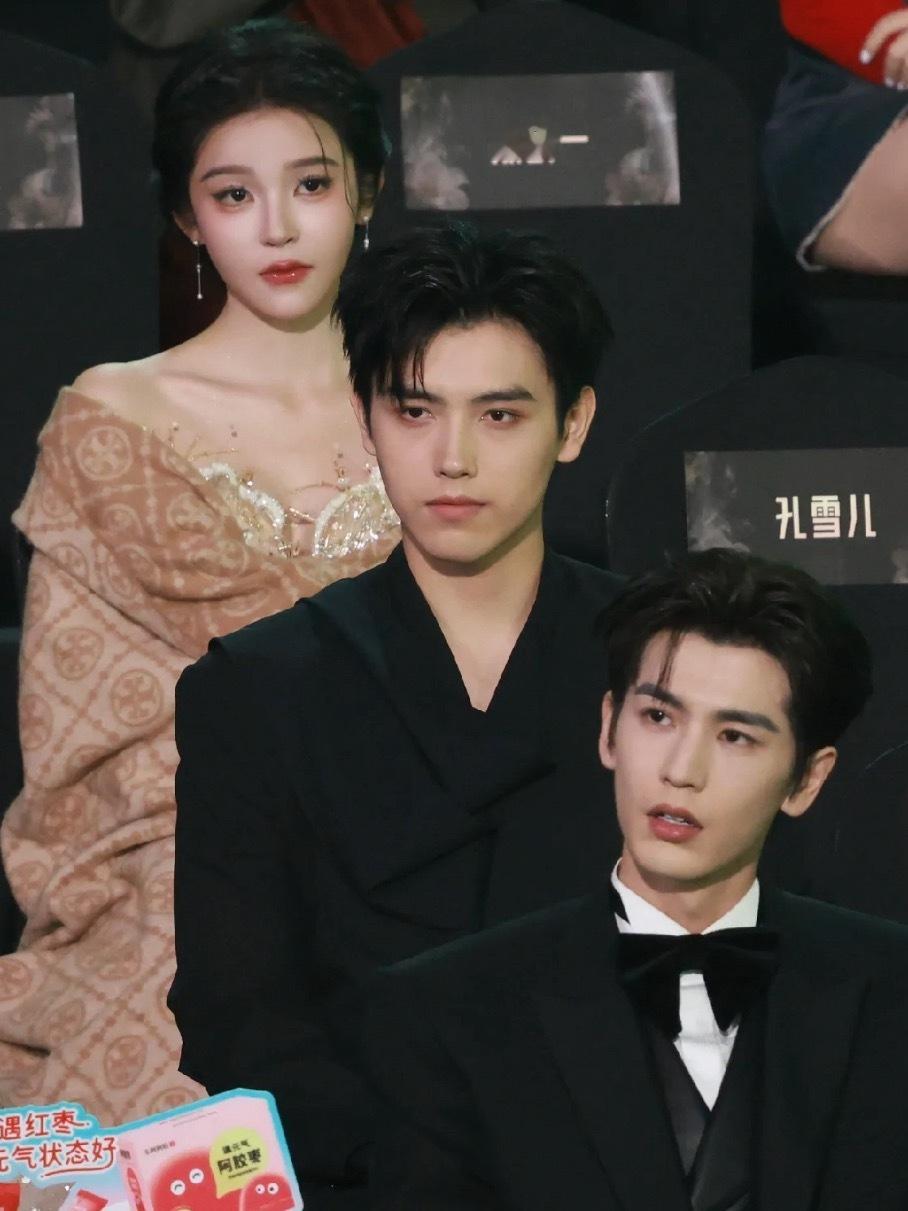 就这个全员冷脸权威！灯光暗下来，只有一张张美丽的脸在发光！矜贵淡漠的松弛感，直接