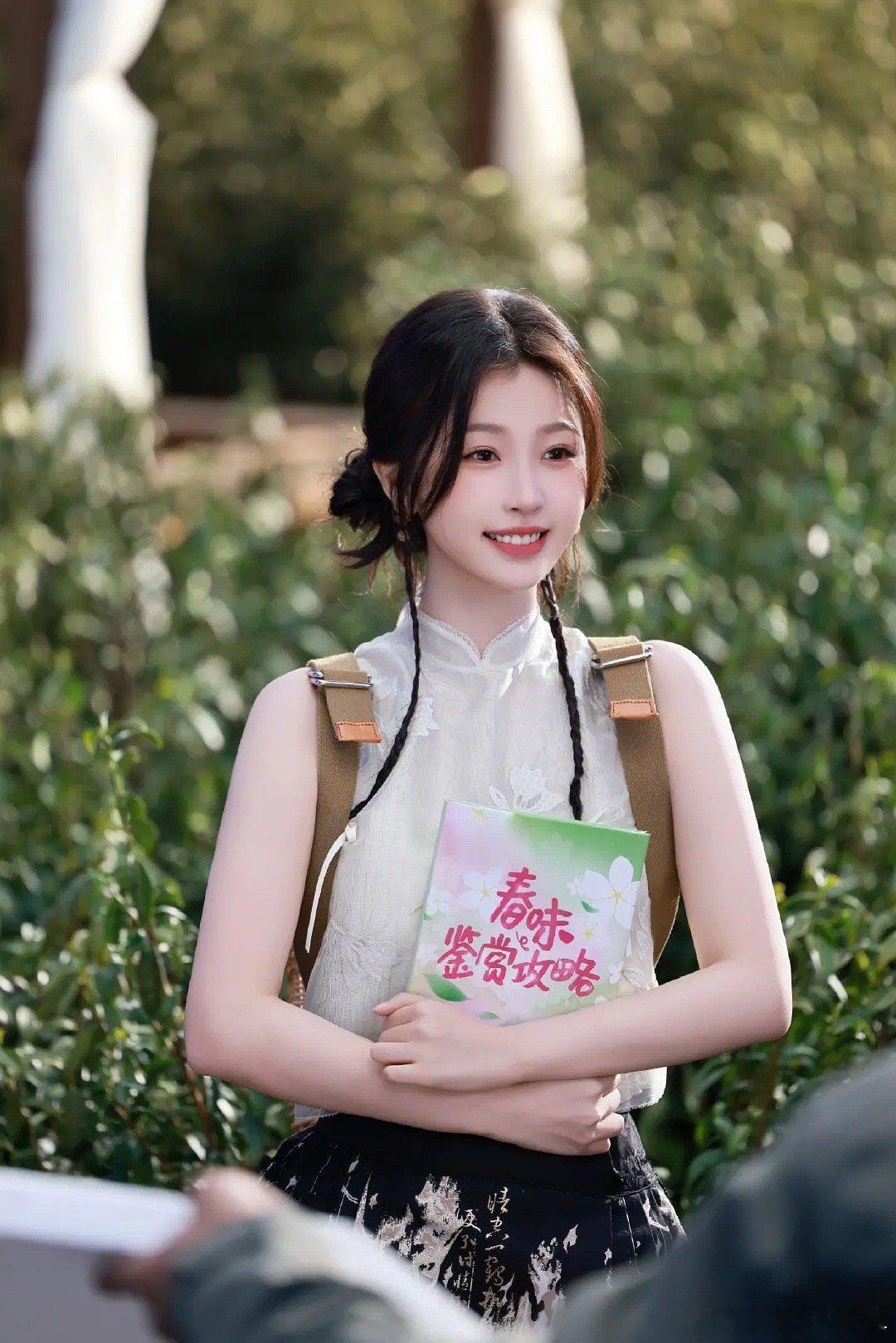 虞书欣云初令拜年照虞书欣不说其他的，虞书欣其实是客观意义上的美女不是那种大美女