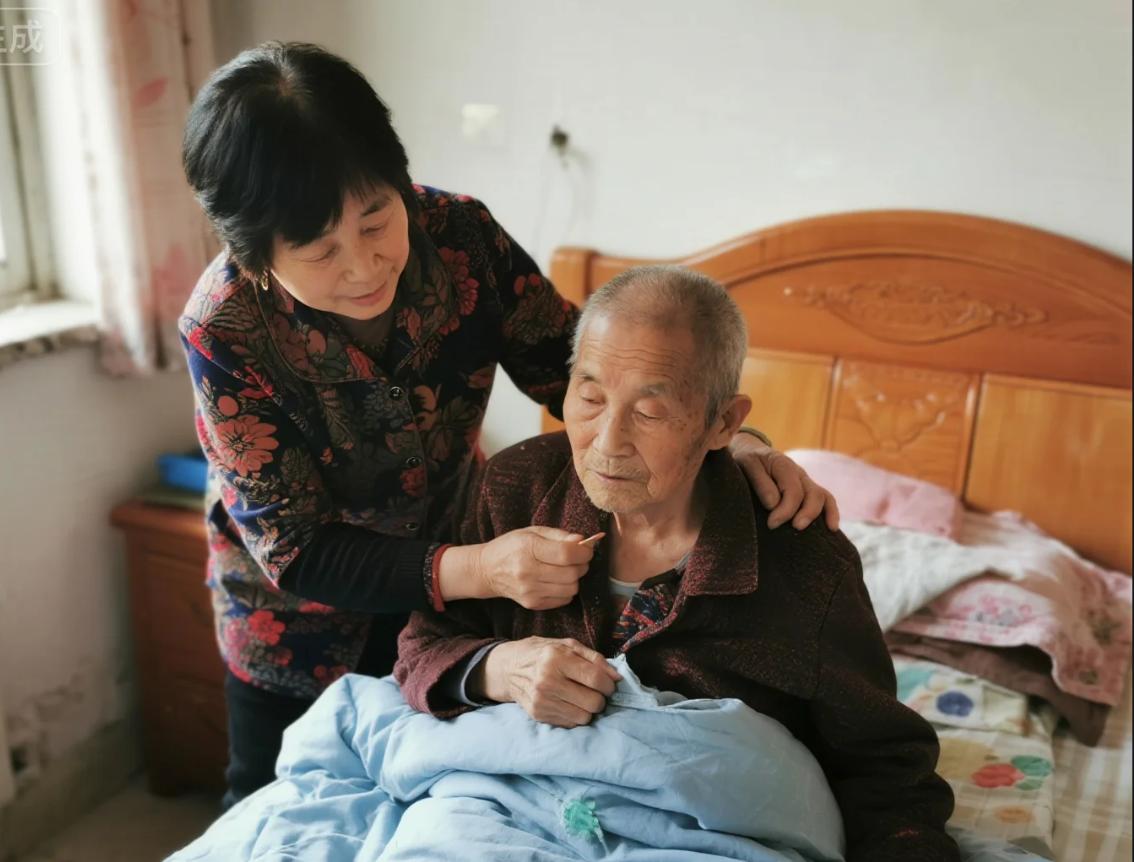 但凡能自己做的，就坚决不要轻而易举的找家政保姆。在我们国内，照顾小孩和照顾老人