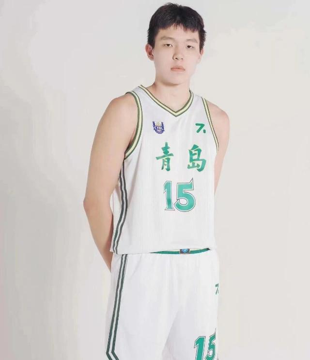 杨瀚森为什么仅凭惊天一传，轰动美媒，引发关注，提升选秀前景杨瀚森最拿手的就是马
