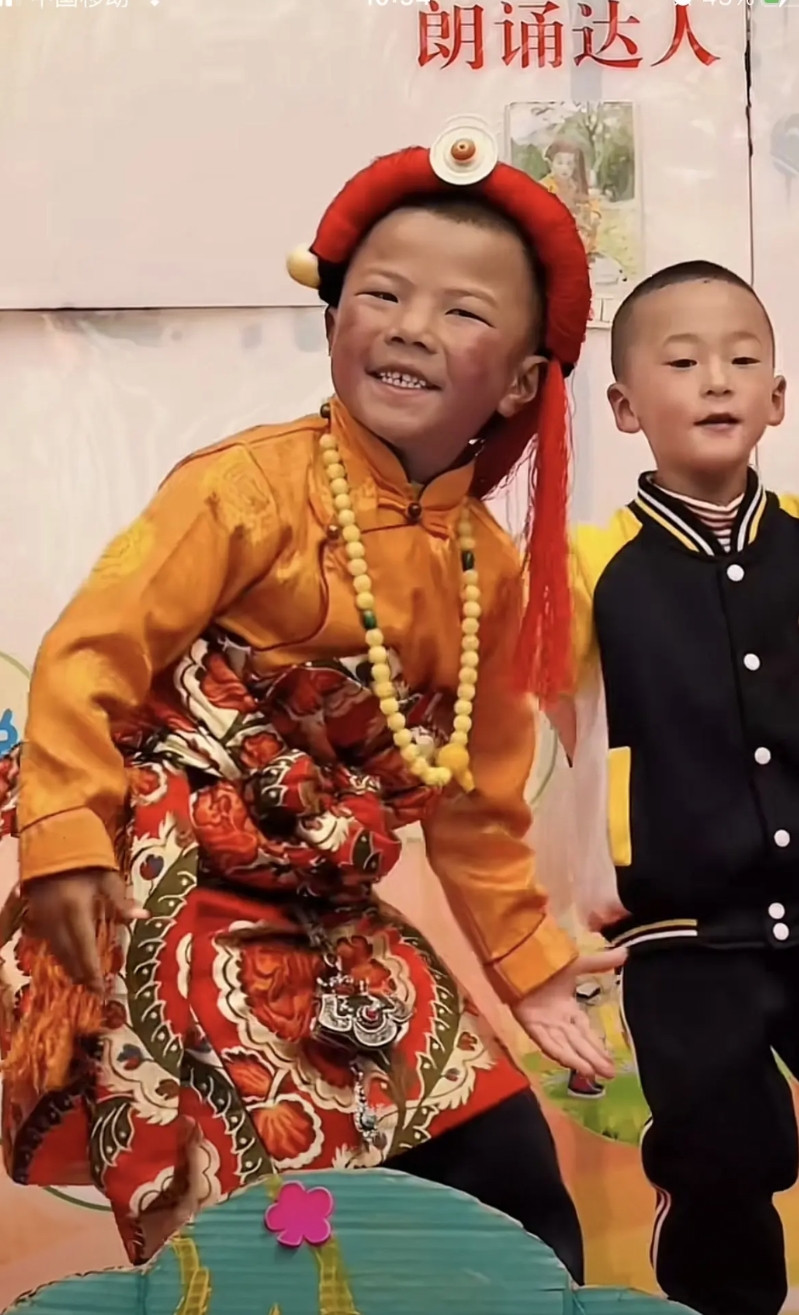 这个藏族小孩做梦也没想到，自己在幼儿园集体表演的一段歌舞，瞬间让他火起来，成为这