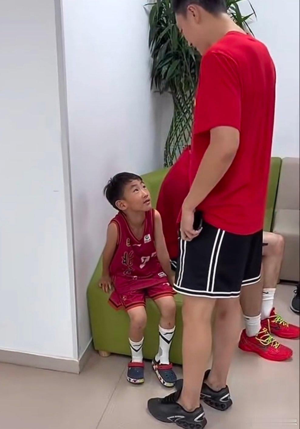 糊糊探营来找好兄弟玩啦好久没见还有点害羞哈哈​​​
