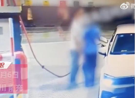 四川南充，一名男子来到村里的加油站，看到年轻的女加油员后竟动了歪心思，他先趁女员