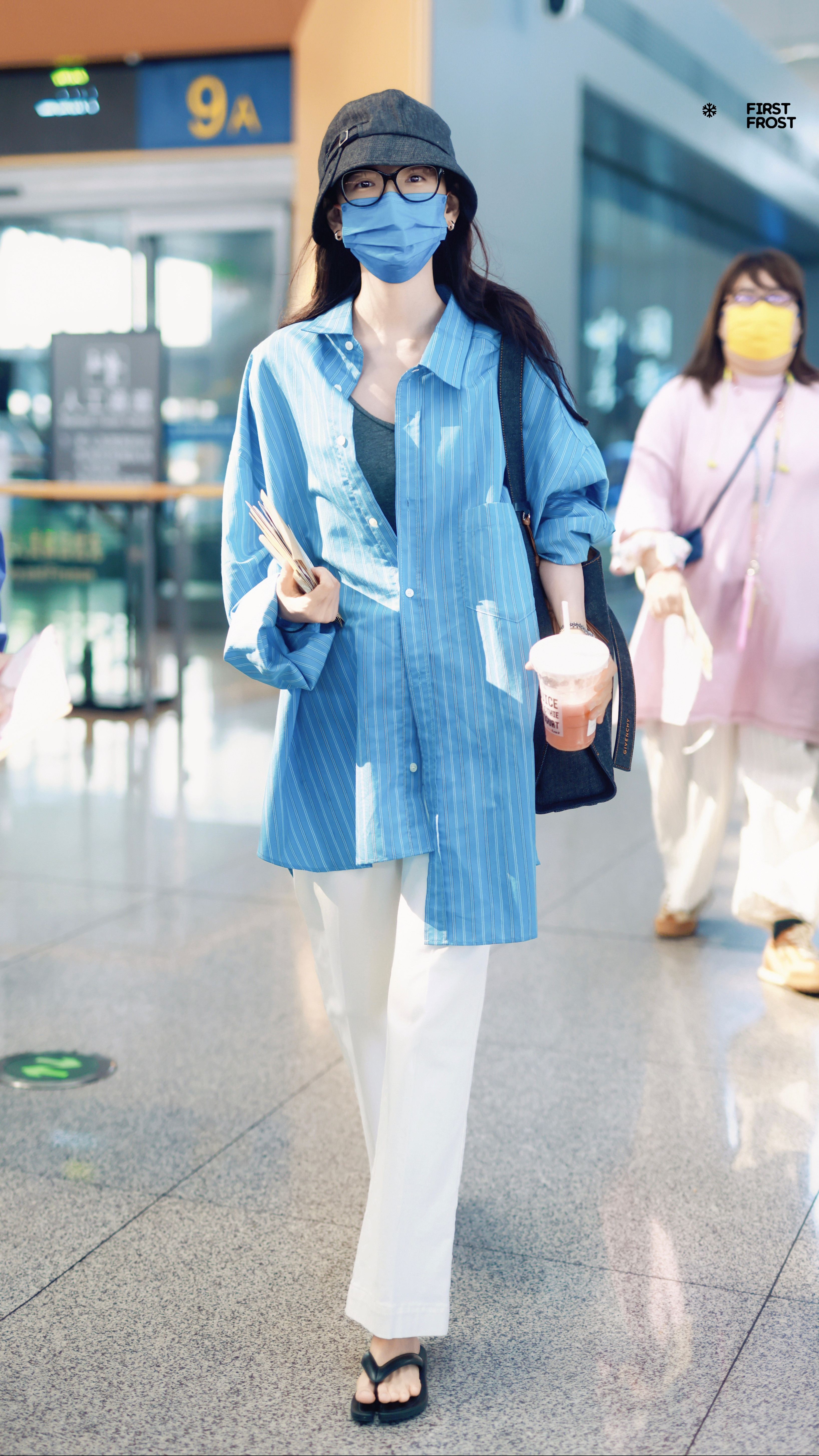 章若楠就这样穿着人字拖出现了松弛感满满✈️​​​