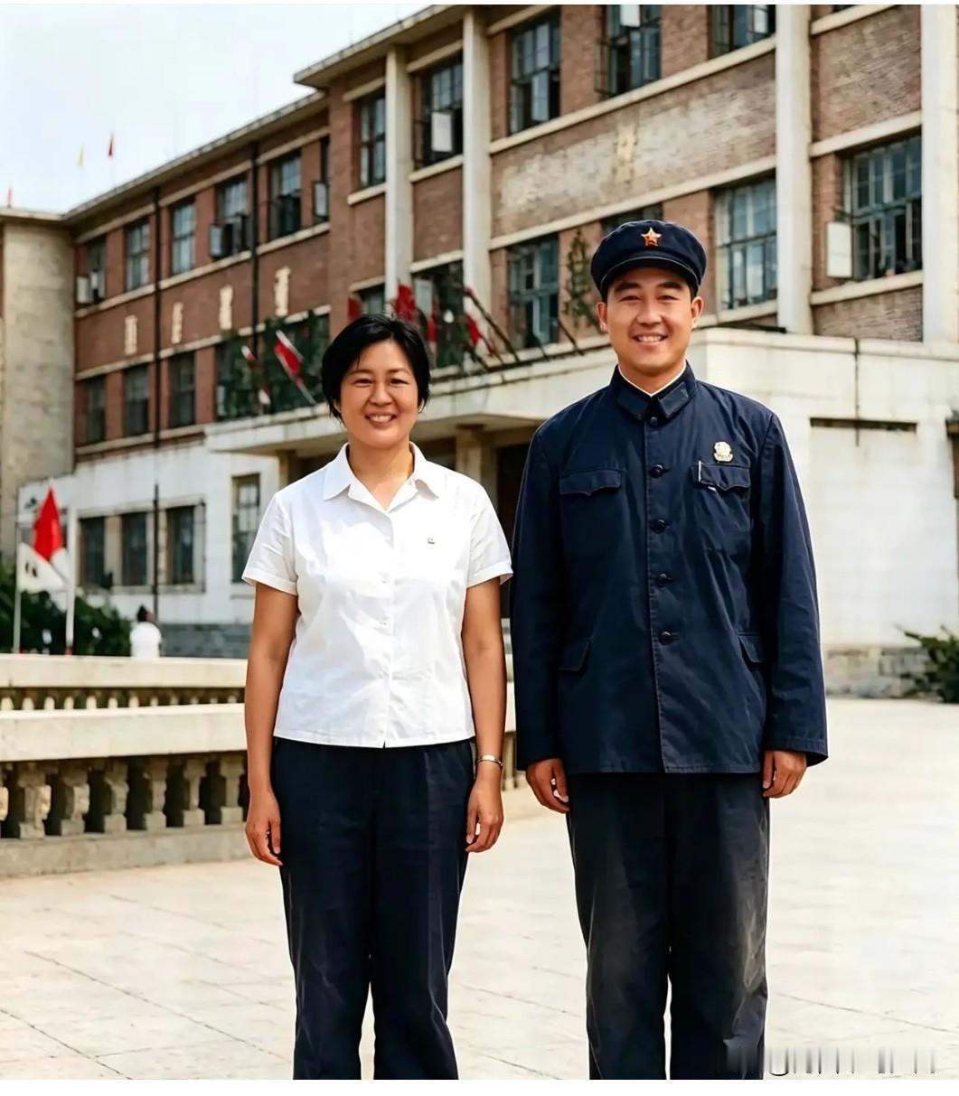 1971年，李敏与丈夫孔令华，在河北保定的一张合影。时年35岁的李敏与孔令华并肩