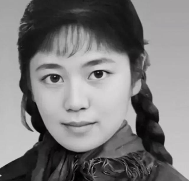 1977年，32岁女知青刘琦返城无望，嫁给一位农民。新婚之夜，她对丈夫说，“你对